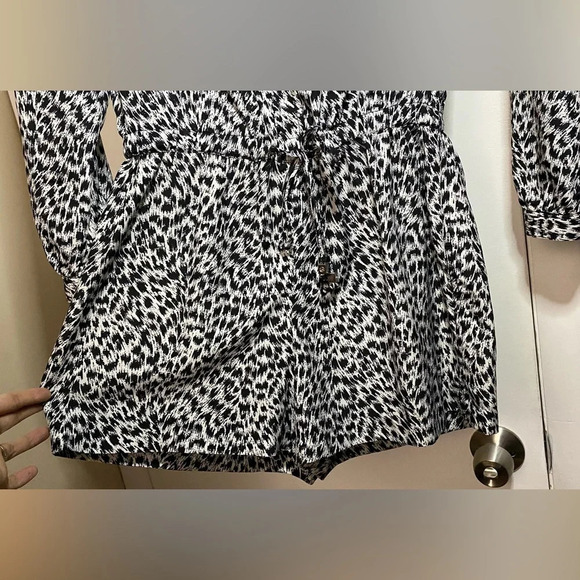 MICHAEL Michael Kors Long Sleeve Button Down Romper Black White Animal Print S - Picture 7 of 10